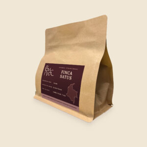 Bolsa de 250 g de café de especialidad BUNA Finca Satus, Colombia · Pitalito (Huila), vista a tres cuartos